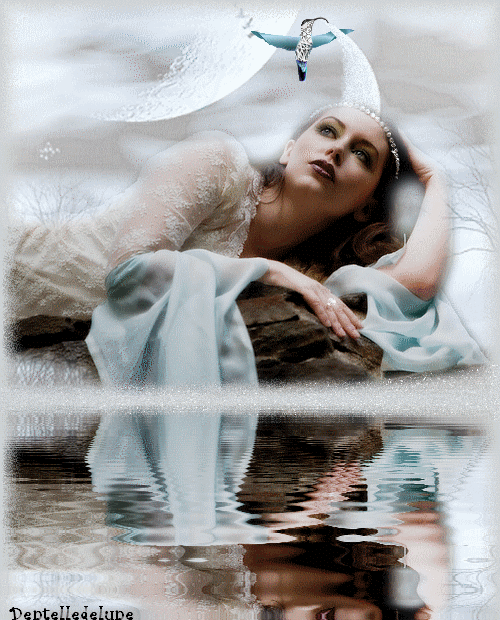 Femme près d'un reflet d'eau